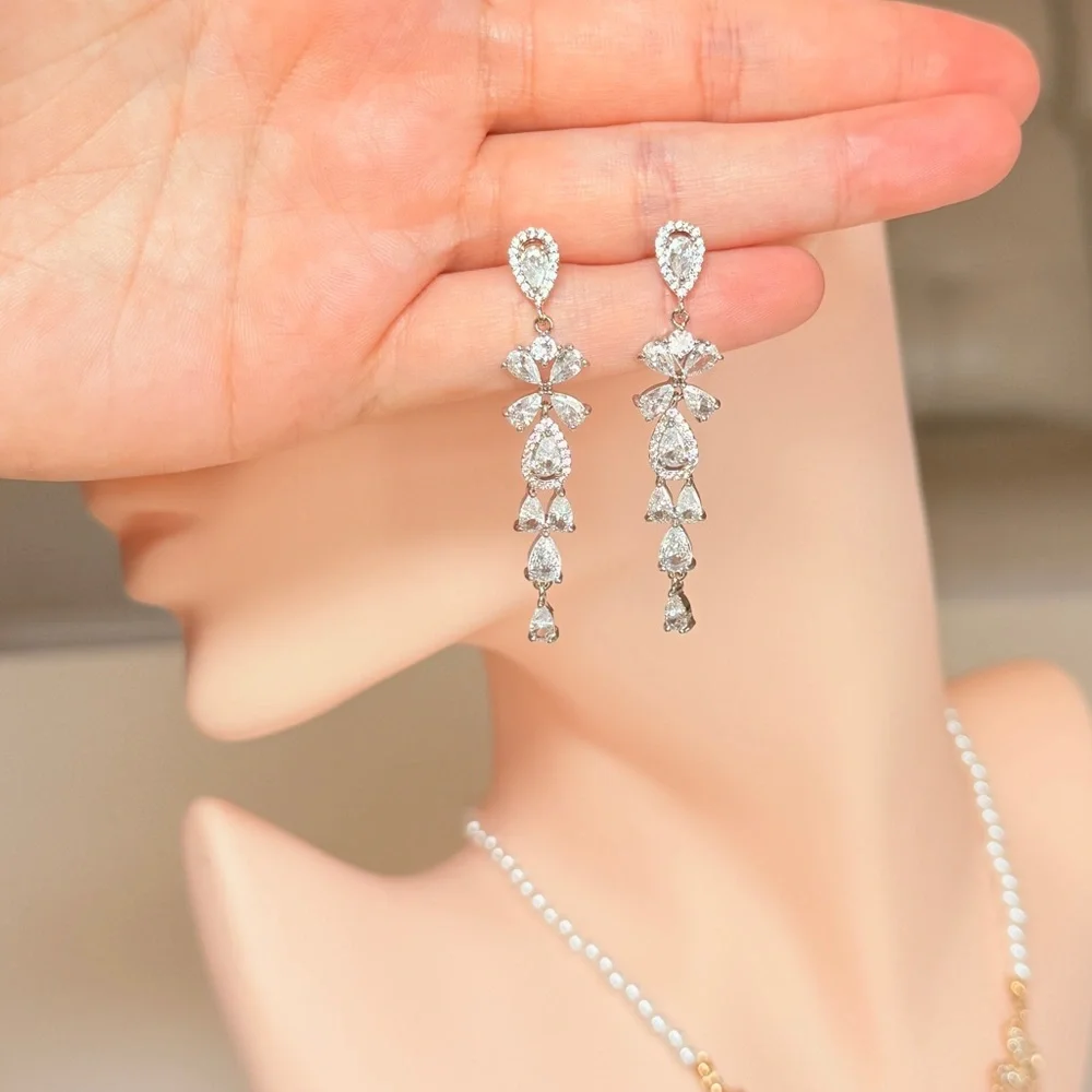 ⚜️ Elegant Silver Teardrop Crystal Drop Earrings - White